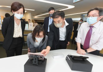 Professor Yip Shea-ping (first from right)