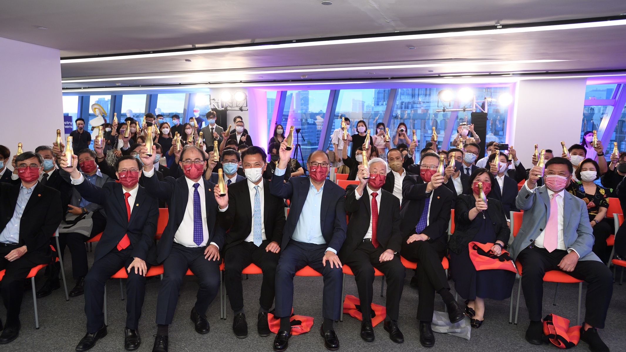 Officiating at the ceremony were: Mr Sunny Tan, Member of the Legislative Council – Textiles and Garment functional constituency; Dr Lam Tai-fai, Chairman of PolyU’s Council; Professor Jin-Guang Teng, President of PolyU; and Ms Shirley Chan, Chairlady of the Advisory Committee of the SFT.