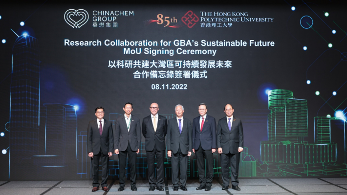 Dr Lawrence Li Kwok-chang, Deputy Council Chairman of PolyU (third from right); Mr Donald Choi, Executive Director and CEO of Chinachem Group (third from left); Prof. Jin-Guang Teng, President of PolyU (second from right); and Mr Hung-han Wong, Executive Director and COO of Chinachem Group (second from left), witnessed the signing of the MoU by Prof. Wing-tak Wong, Deputy President and Provost of PolyU (right), and Mr Ricky Tsang, Deputy CFO of Chinachem Group (left).