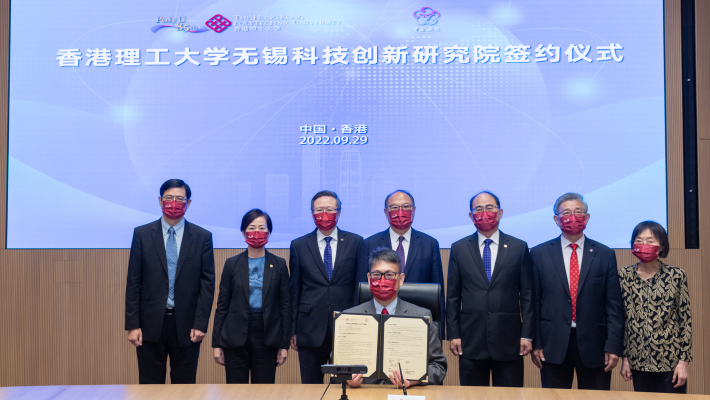 Prof. Christopher Chao, PolyU’s Vice President (Research and Innovation); and Mr Zhang Jinwei, head of Xinwu district, Wuxi; signed the agreement to establish the Institute. Witnessing the signing were Dr Lam Tai-fai, PolyU’s Council Chairman; Prof. Jin-Guang Teng, PolyU’s President; and Mr Du Xiaogang, Wuxi’s Party Secretary; Mr Zhao Jianjun, Deputy Party Secretary and Mayor of Wuxi; as well as leaders of the Wuxi government (in a video conference) and senior members of the University.