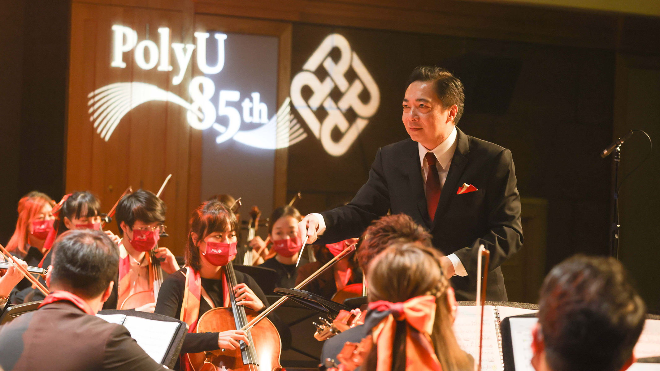 Music Director of the Grand Concert, Mr Leung Kin-fung conducting the PolyU Orchestra