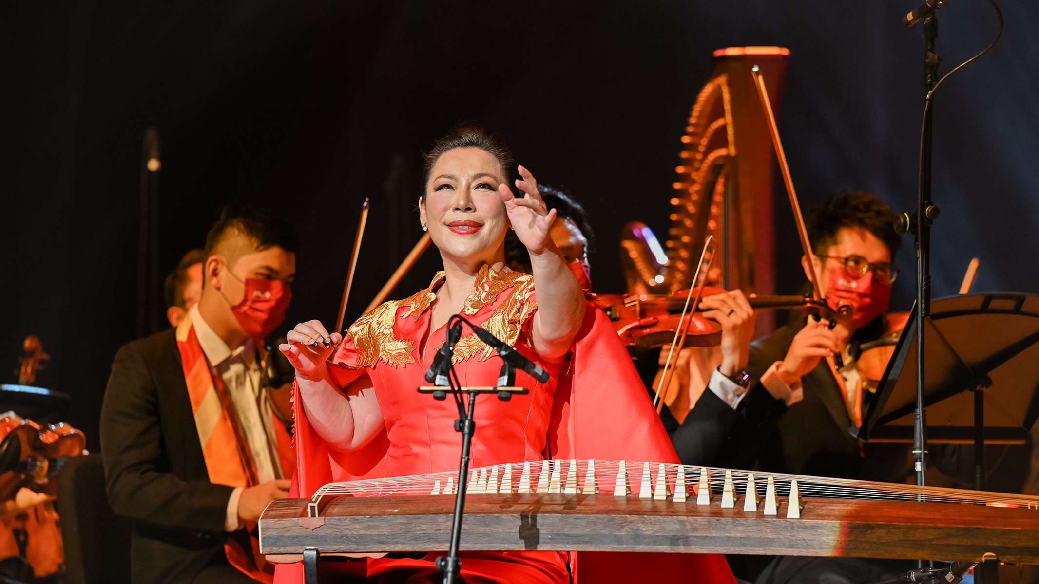 Guzheng virtuoso Dr Lunlun Zou and the PolyU Orchestra performed “Fighting with Typhoon” by contemporary composer Wang Changyuan.