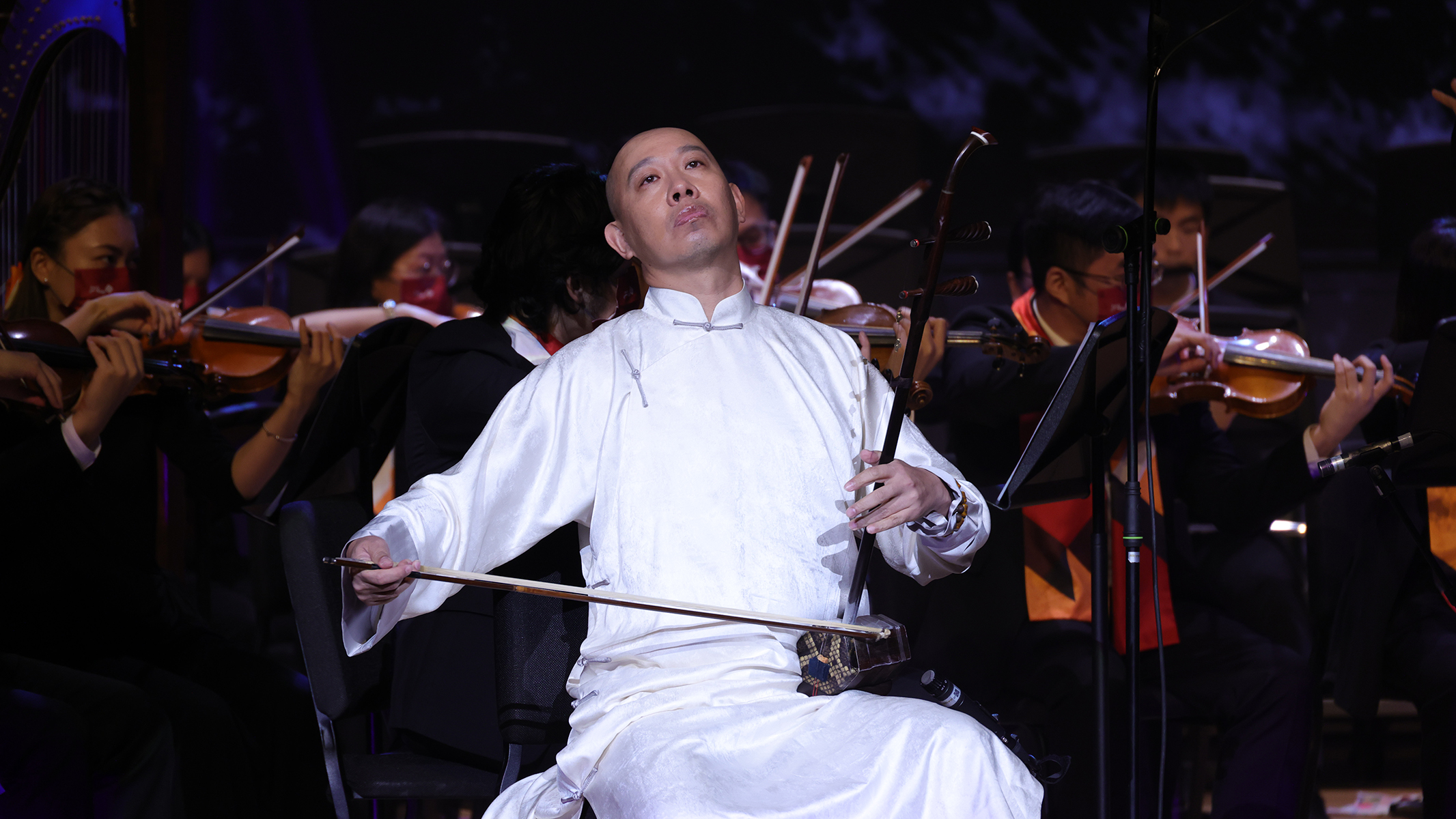 Erhu master Mr Guo Gan (in cheongsam) and the PolyU Orchestra performed “Horse Racing” composed by Huang Haihuai. 