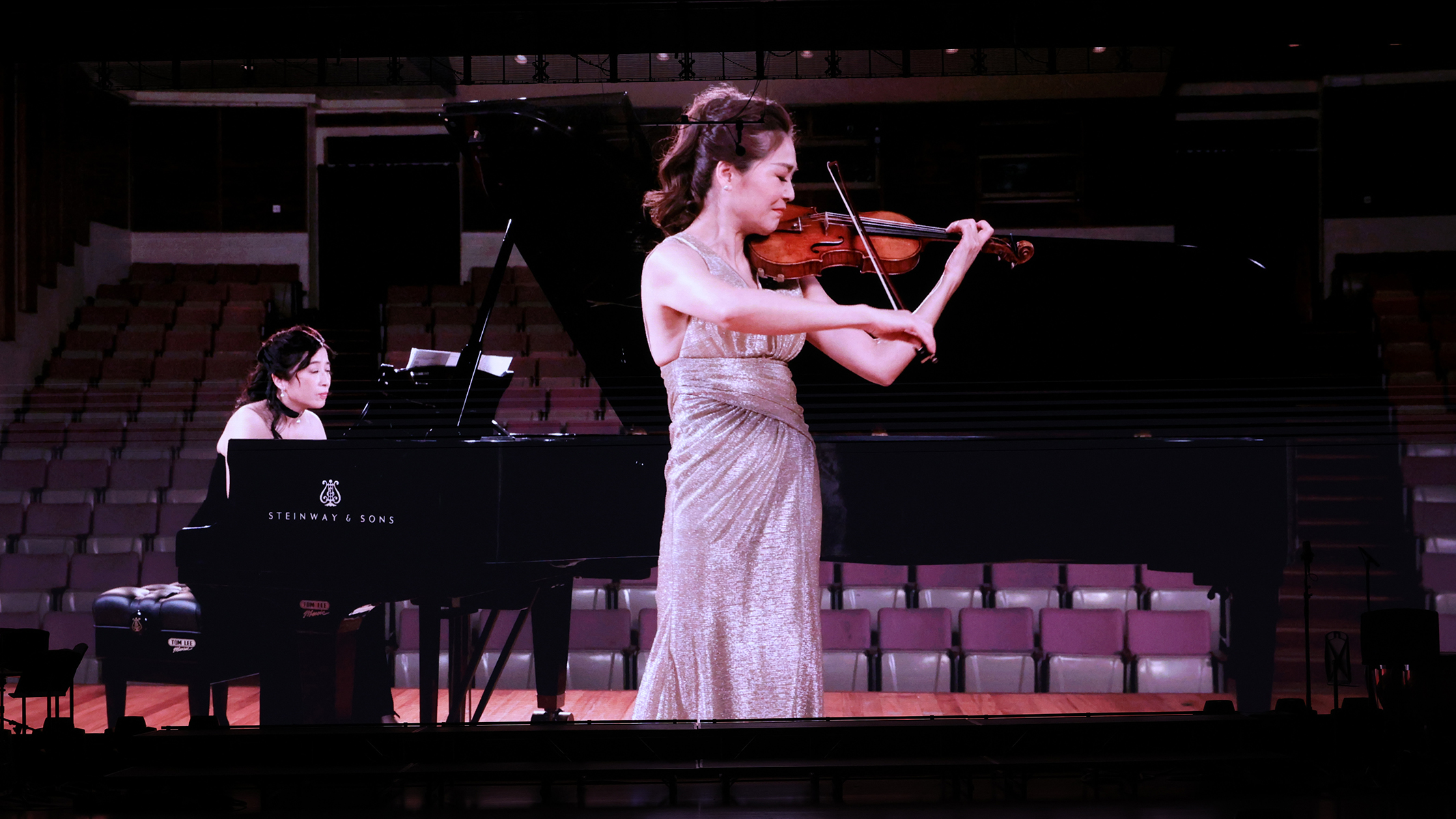 World-famous violinist Ms Yao Jue performed two masterpieces which were relayed to the concert by video.