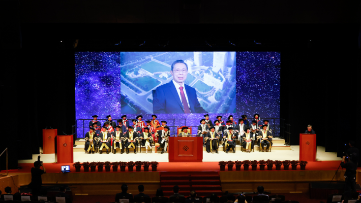 广州医科大学内科教授钟南山院士勉励毕业生运用专长，为香港、国家以至世界的科技发展作出贡献。