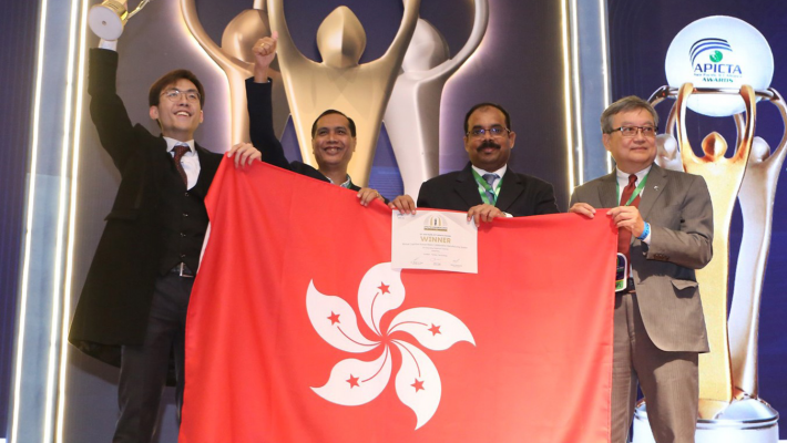 曾展乐（左）是到巴基斯坦参赛的香港特别行政区代表团成员之一，他代表理大团队领取第二十一届亚太资讯及通讯科技大奖（专上学生类别）。