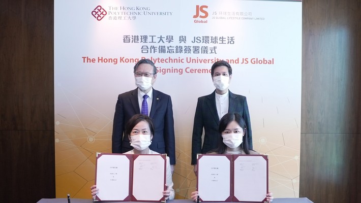 Witnessed by Prof. Jin-Guang Teng, President of PolyU (back row, left); and Dr Johnny Ng Kit-chong, Member of the National Committee of the Chinese People’s Political Consultative Conference and Member of the Legislative Council (back row, right); the MoU was signed by Dr Miranda Lou, Executive Vice President of PolyU (front row, left); and Ms Han Run, Executive Director and Chief Financial Officer of JS Global (front row, right).