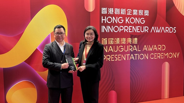 林峰博士（左）和李蓓教授（右）在颁奖礼上分享获奖的喜悦。