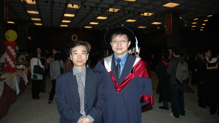 During his studies at PolyU, Dr Tam received muchguidance from Ir Prof. Lee Wing-bun (left), FoundingDirector of PolyU’s Knowledge Management andInnovation Research Centre and currently EmeritusProfessor (Manufacturing Engineering).