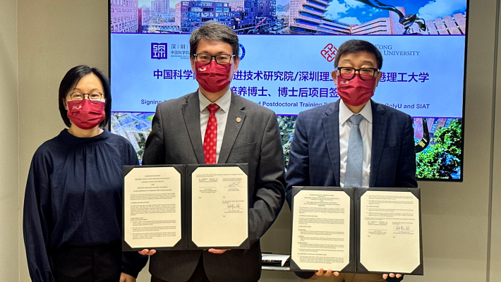 In a hybrid signing ceremony, the collaborative agreement and MoU were signed by Prof. Christopher Chao, PolyU’s Vice President (Research and Innovation) (left photo, centre); Prof. Cao Jiannong, Dean of the Graduate School (left photo, right); and Prof. Wei Zhao, Deputy Director of the Preparatory Office and Chair of the Academic Council of SIAT (right photo, centre). Prof. Christina Wong, Director of Research and Innovation at PolyU (left photo, left) and Mr Chuangzhi Wu, Vice President of SIAT (right photo, second left), as well as other SIAT representatives witnessed the signing.