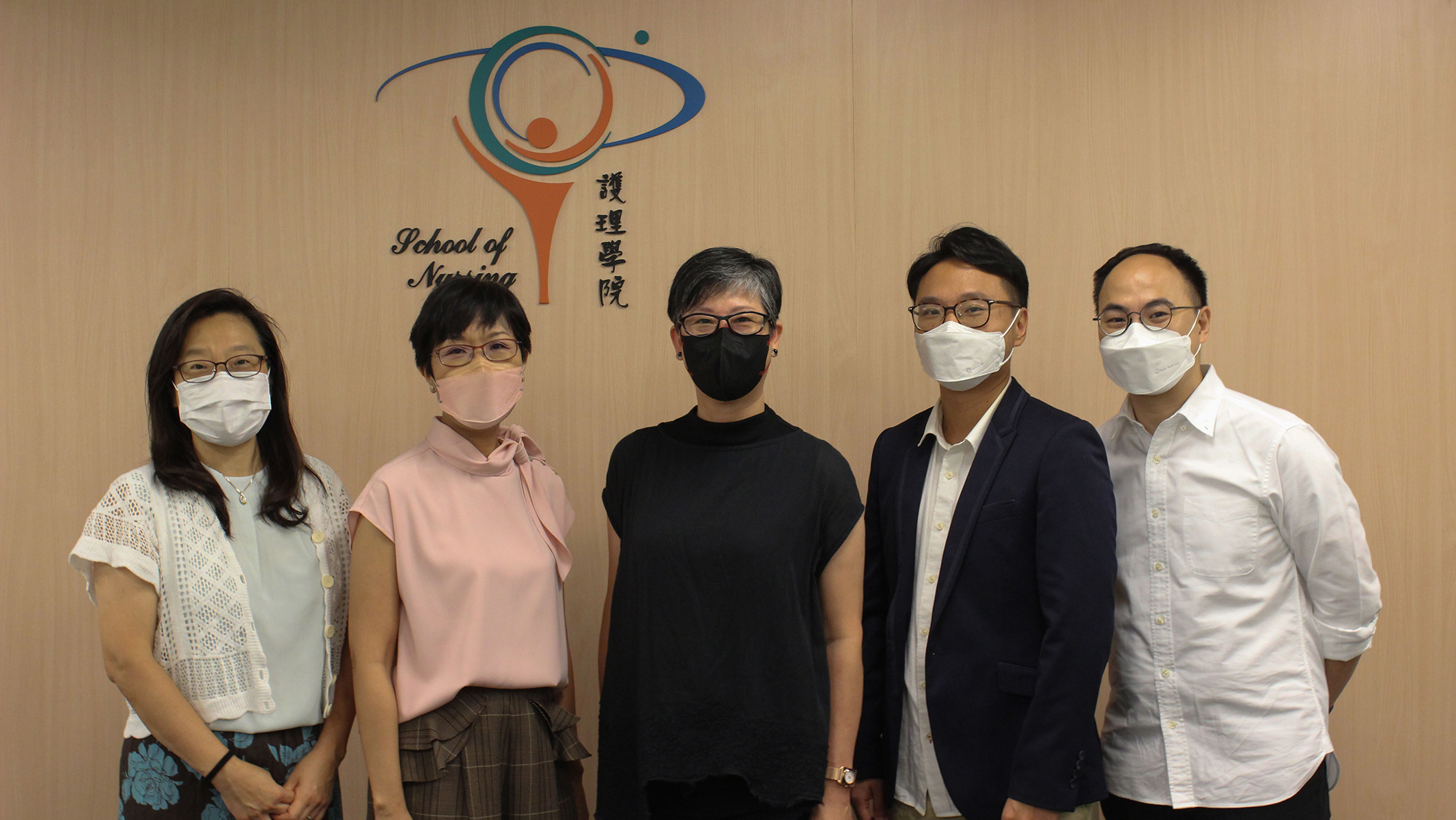 The project team comprises academics from the School ofNursing including Dr Kitty Chan, Senior Teaching Fellow(centre); Dr Justina Liu, Associate Professor (second fromleft); Dr Kin Cheung, Associate Professor (first from left);Mr Timothy Lai, Senior Clinical Associate (first from right)and Dr Patrick Kor, Assistant Professor (second from right).