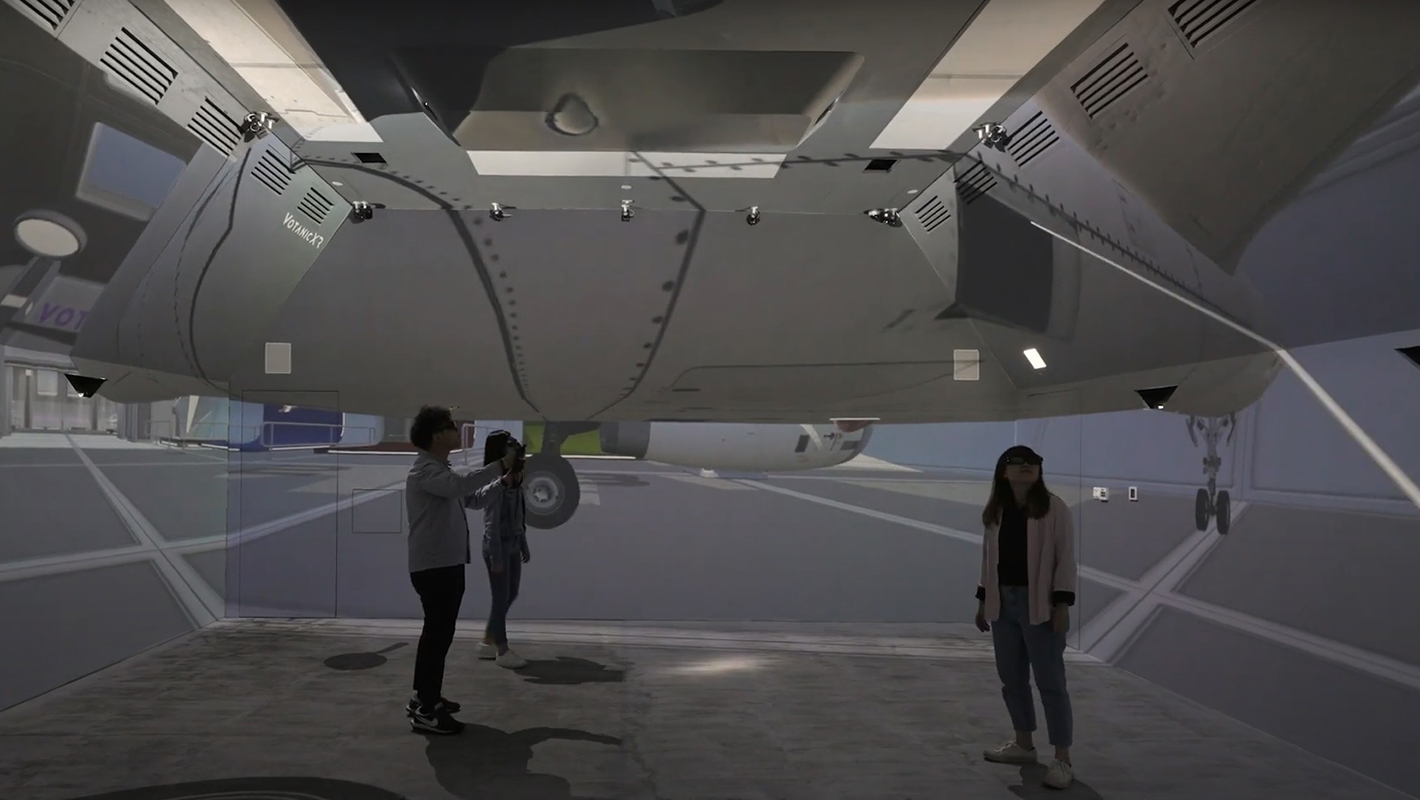 The Hybrid Immersive Virtual Environment is another major facilityinstalled in IC. As Hong Kong’s first large-scale X-Reality hybridclassroom, it adopts fully immersive six-sided Cave AutomaticVirtual Environment technology to significantly enhance teachingflexibility and the learning experience.