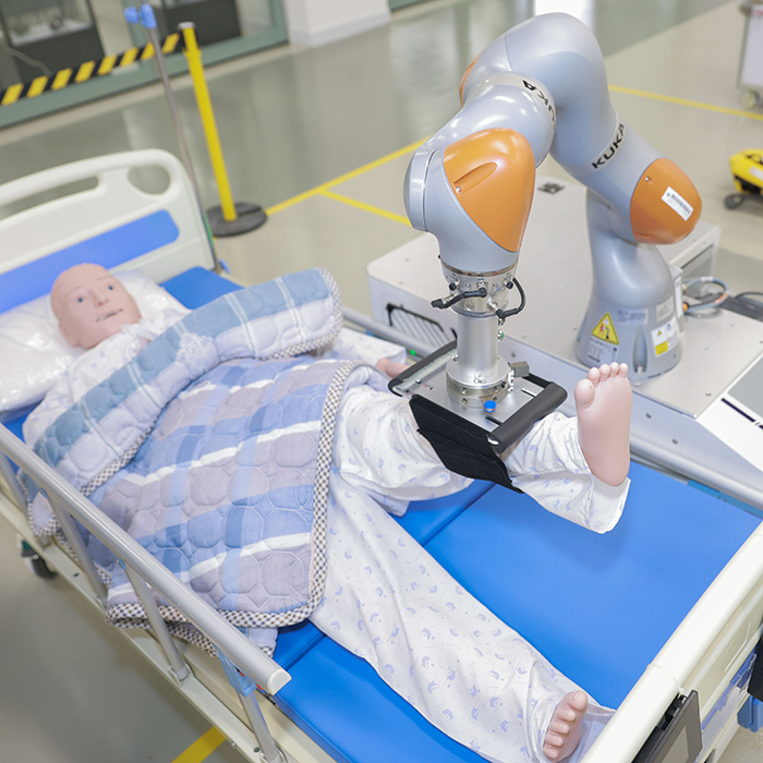 Collaborative robot forassistive rehabilitation