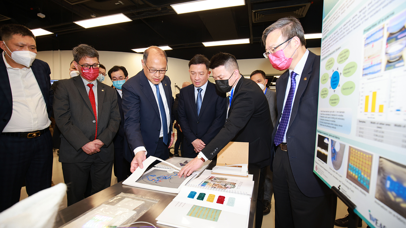 Accompanied by Dr Lam Tai-fai (second from left);Prof. Jin-Guang Teng (right); and Prof. Christopher Chao,PolyU Vice President (Research and Innovation) and Director ofPReCIT; Mr Wang Mingyuan (third from right) was introduced tosome of PolyU’s latest research projects.