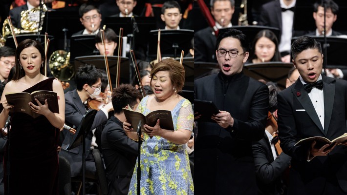 著名音乐家陈小华博士 ( 左二) 、张倩小姐 ( 左一) 、谭天乐先生 ( 右一) 及黄日珩先生 ( 右二) ，联同理大合唱团和香港歌剧院合唱团逾百名成员， 共同演出贝多芬《第九交响曲》的第四乐章。