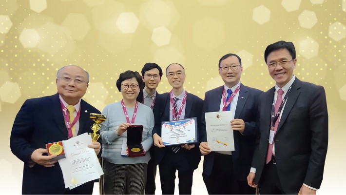 PolyU teams snatched three prestigious Grand and Special Prizes. Prof. Sun Dong, Secretary for Innovation, Technology and Industry (first from right), joined the award-winning inventors including (from left) Prof. Yung Kai-leung, Chair Professor of PolyU’s Department of Industrial and Systems Engineering; Prof. Alisa Shum Sau-wun, Associate Professor of School of Biomedical Sciences, Faculty of Medicine, The Chinese University of Hong Kong; Dr Leo Lee Man-y uen, Research Assistant Professor; and Prof. Thomas Leung Yun-chung, Professor of PolyU’s Department of Applied Biology and Chemical Technology; and Prof. Benny Cheung Chi-fai, Chair Professor of PolyU’s Department of Industrial and Systems Engineering.