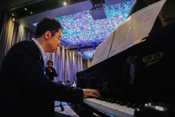 The audience enjoyed the two
performances held during the Dinner: a
violin performance by guest performer
Miss Donna Lee, and a piano performance
by Mr Sicong Liao, a PhD student of PolyU.