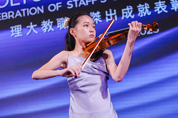 The audience enjoyed the two
performances held during the Dinner: a
violin performance by guest performer
Miss Donna Lee, and a piano performance
by Mr Sicong Liao, a PhD student of PolyU.