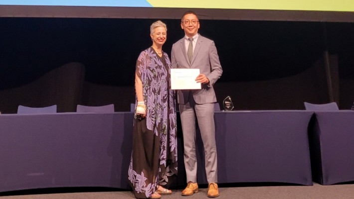 Prof. Marco Pang (right) received the Award from Dr Emma Stokes, President of World Physiotherapy (left), at the recent 2023 World Physiotherapy Congress held in Dubai.
