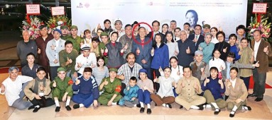 Dr Chung King-fai (circled), Artist-in-Residence 2013/14, co-directed a performance of “Xiaojing Hutong” staged by the PolyU Theatre in 2017.