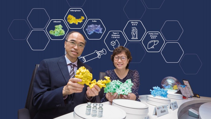 理大梁潤松教授（左）及中大沈秀媛教授（右）介紹 ABarginase、白蛋白與 FcRn 的三維打印分子模型。