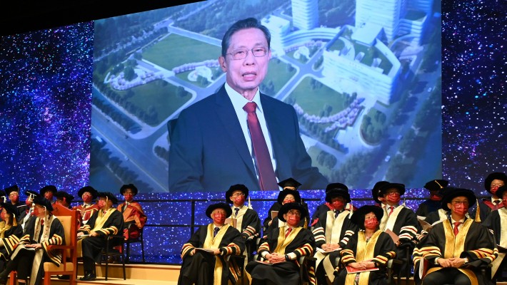 Prof. Zhong Nanshan, Professor of Medicine at the Guangzhou Medical University, delivered a speech at the 28th Congregation.
