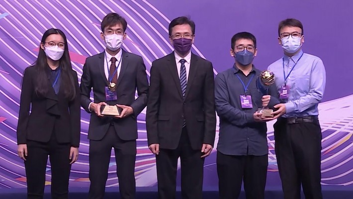 Prof. Sun Dong, Secretary for Innovation, Technology and Industry, presented the PolyU team of Tsang Chin-lok (2nd from left), Li Chengxi (2nd from right), and Ms Kwok Hin-chi (1st from left) the Student Innovation Grand Award in Hong Kong ICT Awards 2022. The team, supervised by Ir Dr Zheng Pai (1st from right), also won the Gold Award in the “Tertiary or Above” stream. 