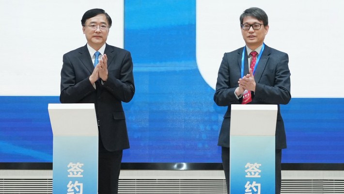 The MoU was signed by Prof. Christopher Chao, Vice President (Research and Innovation) of PolyU, and Mr Tan Wangeng, Director and Deputy Party Secretary of COMAC.