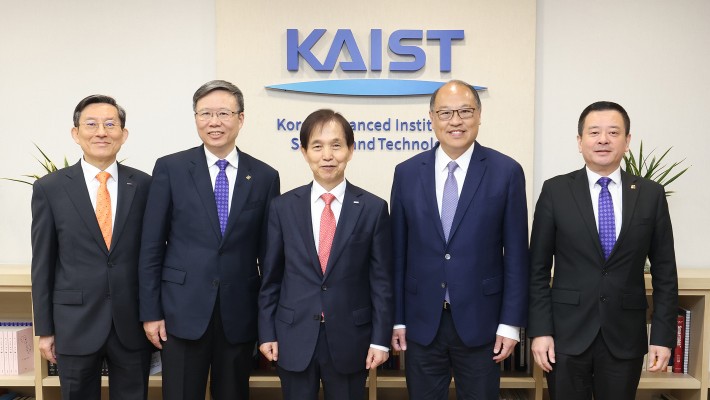 PolyU Council Chairman Dr Lam Tai-fai (2nd from right), President Prof. Jin-Guang Teng (2nd from left) and Vice President (Student and Global Affairs) Prof. Ben Young (1st from right) met the Korea Advanced Institute of Science and Technology President Prof. Kwang Hyung Lee (centre) and Associate Vice President of the International Office Dr Man-Sung Yim (1st from left) during their visit to South Korea between 18 and 20 April 2023.