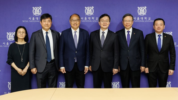 PolyU Council Chairman Dr Lam Tai-fai (3rd from left), President Prof. Jin-Guang Teng (2nd from right) and Vice President (Student and Global Affairs) Prof. Ben Young (1st from right) met Seoul National University President Dr Honglim Ryu (3rd from right), Executive Vice President of Research Prof. Jaeyoung Kim (2nd from left) and Deputy Vice President of International Affairs Prof. Sunyoung Kim (1st from left) during their visit to South Korea between 18 and 20 April 2023. 