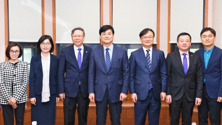 PolyU President Prof. Jin-Guang Teng (3rd from left), Vice President (Student and Global Affairs) Prof. Ben Young (2nd from right) and Global Engagement Office Senior Manager Ms Wynne Wong (1st from left) met Yonsei University President Prof. Seoung Hwan Suh (centre), Provost Prof. Eunkyoung Kim (2nd from left), Prof. Dong-Hun Kim, Vice President for International Affairs (3rd from right) and Prof. Jong Hyeok Park, representative of Research Affairs (1st from right) during their visit to South Korea between 18 and 20 April 2023.