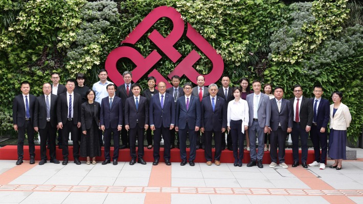 Officials from the Jinjiang Government and enterprise representatives toured the PolyU campus and visited laboratories related to the construction of the PolyU-Jinjiang Technology and Innovation Research Institute.