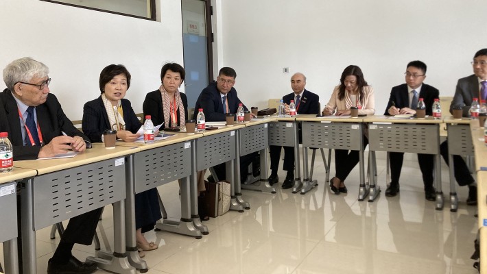 Hosted by HKSAR Secretary for Education Dr Choi Yuk-lin (2nd from left), Dr Laura Lo (3rd from right) and Prof. Lu Haitian (2nd from right) attended a meeting to discuss the fostering of closer co-operation between higher education institutions in Hong Kong and Central Asia.