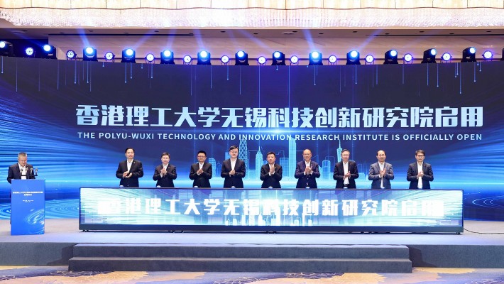 Dr Lam Tai-fai, PolyU Council Chairman (4th from right); Prof. Jin-Guang Teng, President (3rd from right); Prof. Wing-tak Wong, Deputy President and Provost (2nd from right); Prof. Christopher Chao, Vice President (Research and Innovation) (1st from right); and Wuxi Municipal People’s Government officials officiated at the Inauguration Ceremony of the PolyU-Wuxi Technology and Innovation Research Institute.