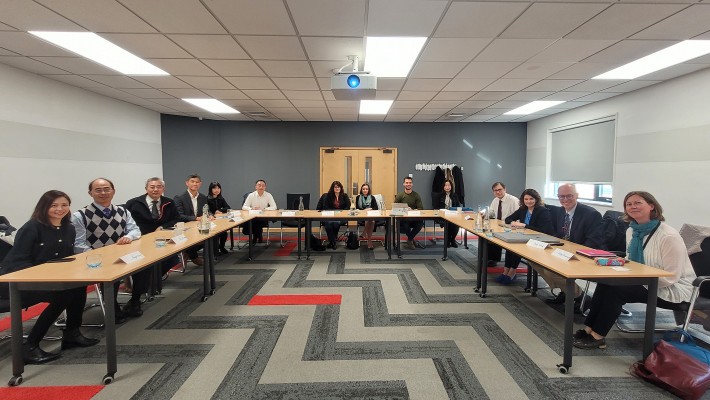 The PolyU delegation met with Heads of academic departments from the University of Warwick, including those from the Department of Chemistry, Department of Mathematics and School of Life Sciences, and representatives from Warwick Medical School. The meeting was hosted by Prof. Mike Ward FRSC, Vice-Provost and Chair of the Faculty of Science, Engineering and Medicine (2nd from right). 