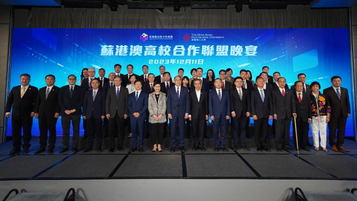 Dr Lam Tai-fai, PolyU Council Chairman (centre) and Prof. Jin-Guang Teng (front row, 5th from left), alongside other members of the PolyU senior management team, welcomed over 200 esteemed guests to a dinner held at Hotel ICON.