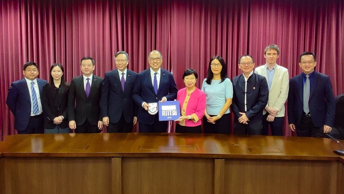Dr Lam Tai-fai (5th from left); Prof. Jin-Guang Teng (4th from left); and Prof. Ben Young (3rd from left) met with Singapore Management University (SMU) President Prof. Lily Kong (5th from right) and the SMU team.