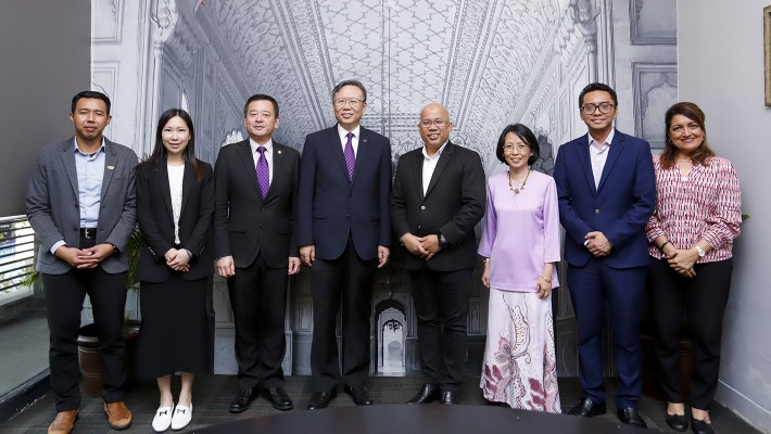 Prof. Jin-Guang Teng (4th from left); Prof. Ben Young (3rd from left); and Ms Jenny Chu (2nd from left) met with Universiti Malaya (UM) Vice-Chancellor Prof. Dato’ Seri Ir. Dr Noor Azuan Abu Osaman (4th from right) and the UM team.