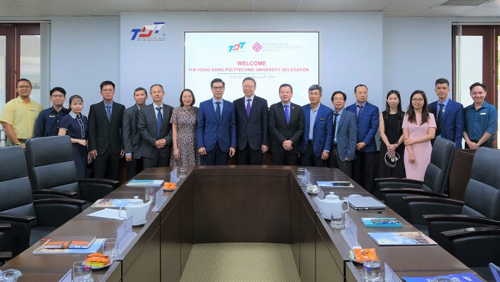 Prof. Jin-Guang Teng (centre) and Prof. Ben Young (8th from right) had a fruitful discussion with Ton Duc Thang University (TDTU) President Dr Tran Trong Dao (8th from left) and the TDTU team.
