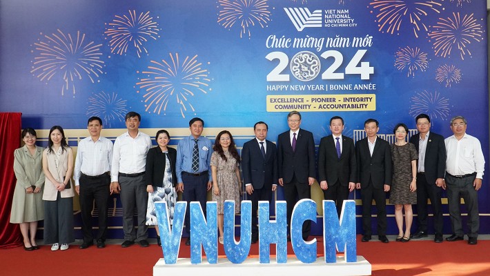 Prof. Jin-Guang Teng (6th from right); Prof. Ben Young (5th from right); and Ms Jenny Chu (2nd from left) met with Viet Nam National University Ho Chi Minh City (VNUHCM) Chancellor Associate Prof. Vu Hai Quan (7th from right) and the VNUHCM team.