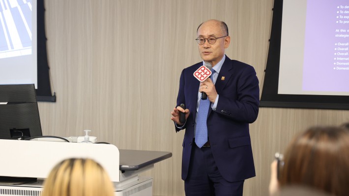 Prof. Haiyan Song, Principal Investigator and SHTM Associate Dean, Chair Professor and Mr and Mrs Chan Chak Fu Professor in International Tourism, introduces the tourism demand forecasting platform for the Greater Bay Area.