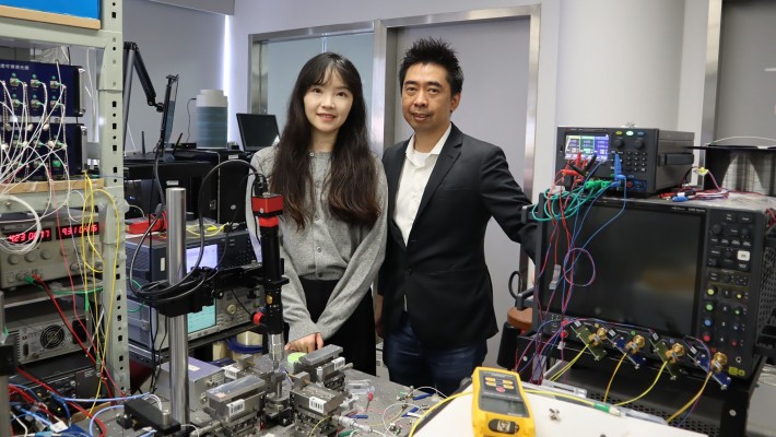 The research team led by Prof. Alan Lau (right), Professor of the Department of Electrical and Electronic Engineering, is working in collaboration with Alibaba Group to develop signal quality estimation technology that can potentially increase network capacity by 10% with the same level of reliability. Prof. Alan Lau and his PhD student, Ms He Yan, are in the laboratory.