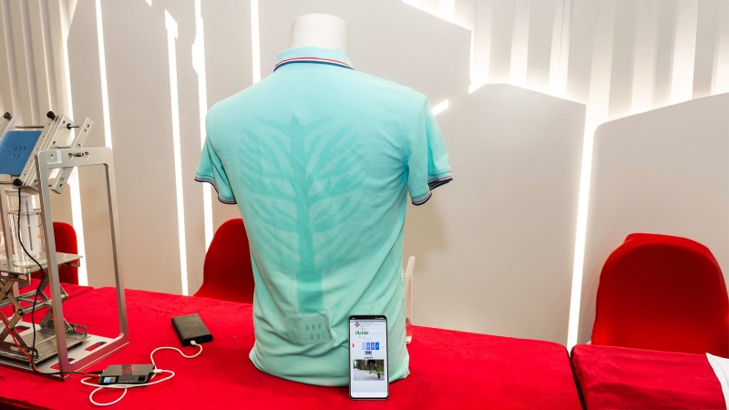 The nature-inspired technologies of iActive™ include low-voltage-driven artificial “sweat glands” created by skin-like anti-heat textile fabrics and a root-like branching liquid transport system that aligns with the body’s sweat map. They can actively and programmably remove sweat to a perspiration dissipater at the lower region of the sportswear. A mobile app was developed to further aid personalised sweat management by wirelessly adjusting the sweat level of iActive™.