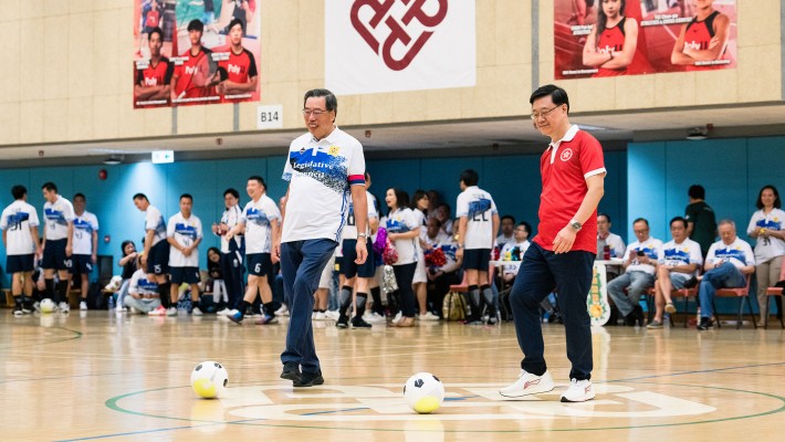 Mr John Lee, the Chief Executive of the HKSAR (right), and Hon. Andrew Leung Kwan-yuen, the President of the LegCo (left), officiated at the friendly futsal match held at PolyU.
