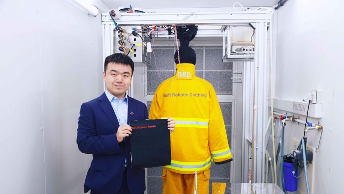 A team led by Dr Dahua Shou has developed first-of-its-kind soft robotic clothing that can automatically adapt to changing ambient temperatures, thereby ensuring working safety in hot environments.