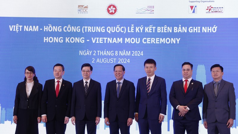Prof. Ben Young, Vice President (Student and Global Affairs) (2nd from left), exchanged MoUs on behalf of PolyU with Prof. Nguyen Thi Thanh Mai, Vice Chancellor of the Vietnam National University, Ho Chi Minh City and the Principal of the High School for the Gifted, VNUHCM (1st from left) in the witness of Mr John Lee Ka-chiu, Chief Executive of HKSAR (3rd from left), and Mr Phan Van Mai, Chairman of Ho Chi Minh City People’s Committee (4th from left).