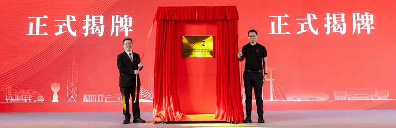 Prof. Yu Changyuan, Dean of the PolyU-Jinjiang Technology and Innovation Research Institute, and Mr He Shuidong, Chairman of Jinjiang Topone Anti-mold Material Company, unveiled the plague for the establishment of the Joint Laboratory.