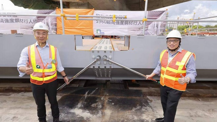 Prof. Chung Kwok-fai (right) with Mr Fong Hok-shing, Director of the Civil Engineering and Development Department (left) at the construction site of the Fanling North Footbridge.