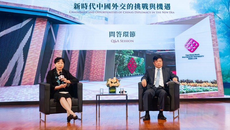 Ambassadors Huo Yuzhen (left) and Yue Bin (right) interacted with PolyU students, staff and alumni during the Q&A session.