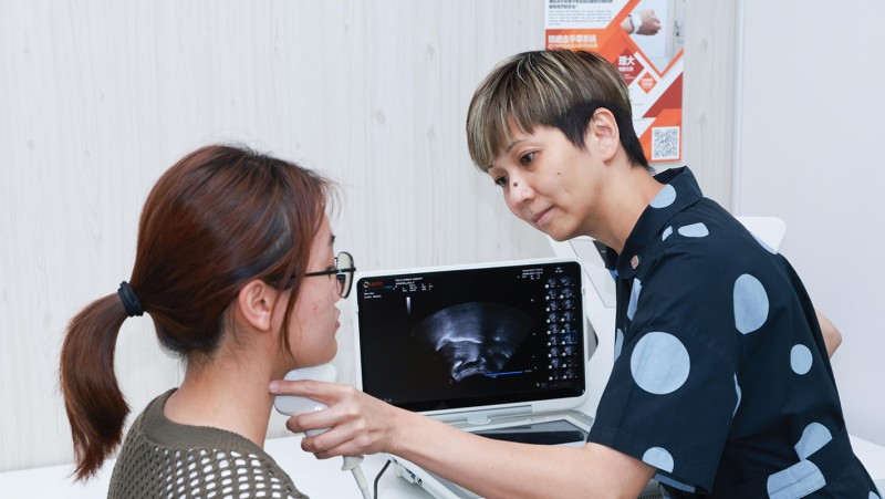 Prof. Kwong Yee-lan (right) utilises portable ultrasound equipment and AI algorithms to conduct swallowing assessments, obtaining more timely and accurate diagnoses and treatment.